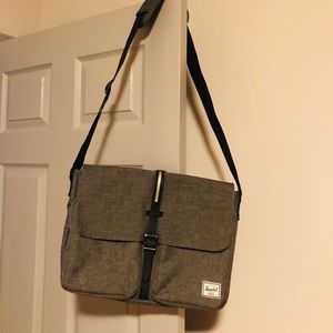 Herschel Messenger Laptop Bag in Grey